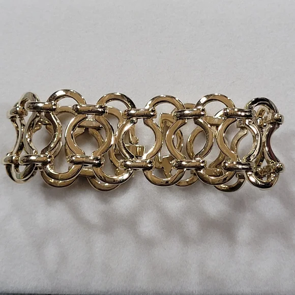 Elegant Gold Bracelet for Women - Picture 3 of 9